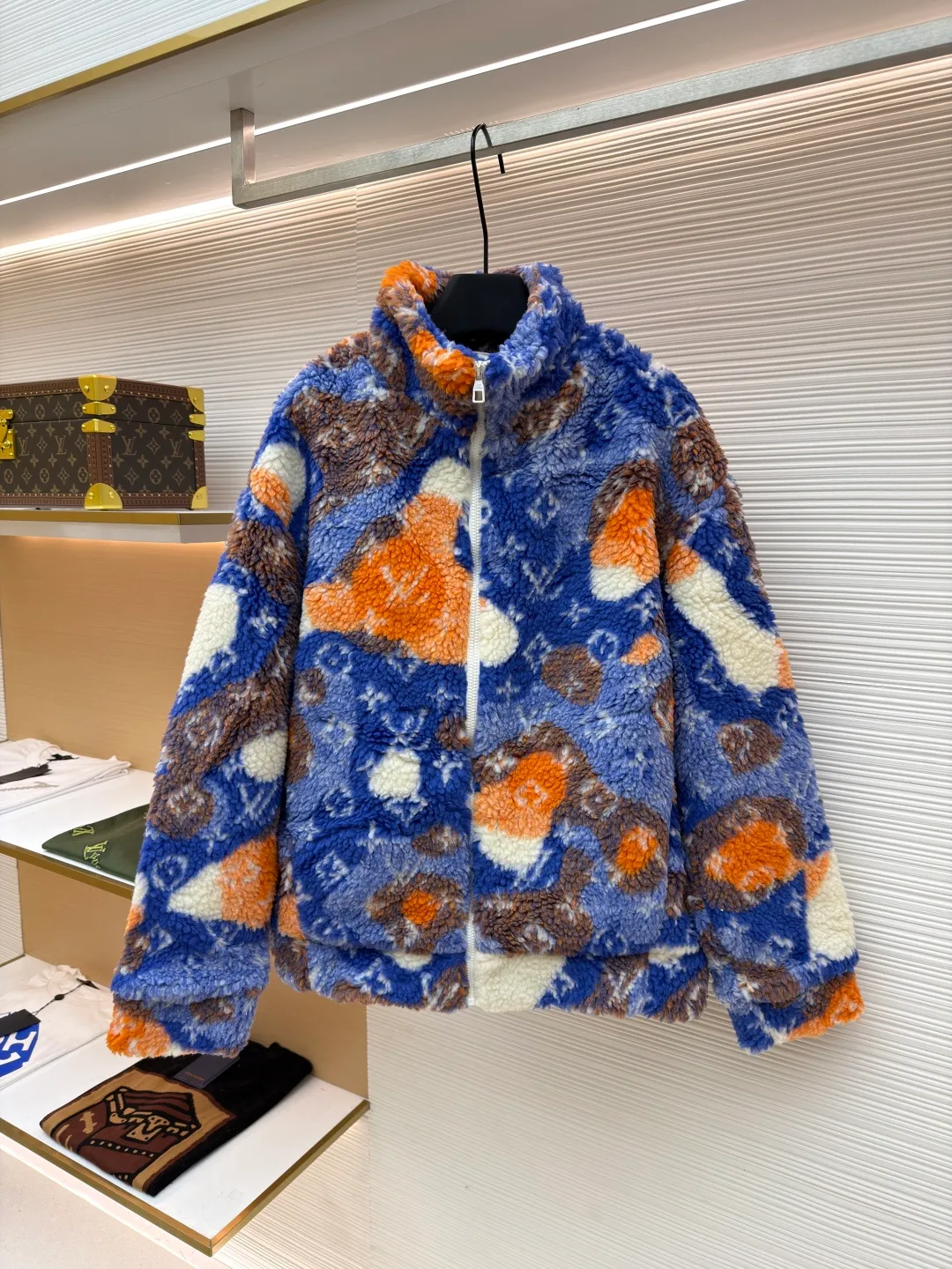 LOUIS VUITTON colorful polar fleece jacket ●Original version: Purchased and developed for 14900 ●Item number: 1680945-B70 ●Fabric: polar fleece fabric ●Technology: yarn-dyed fabric ●Version: fitted version ●Weight: about 815 grams ●Size: XS-S-M-L ●Description: The fabric is made of [90% polyester + 10% wool blended yarn-dyed fabric]. The Y version was purchased and disassembled, and the bottom was turned over [scanning and painting to make a yarn-dyed device]. The yarn dyeing was all made of [custom-dyed polyester blended wool material yarn]. The finished fabric was [polar fleece and then sheared], containing [sheep wool blended yarn], and the color is saturated. The degree of harmony is higher, and the fluff after polar fleece is more [fluffy and three-dimensional]. It is matched with [26s combed cotton plain weave] as the lining. The inner small pocket is made of [60 double-ply twill woven cotton]. The front and back panels of the entire garment are made of [positioned flower hand-cut]. The overall routing is straight and delicate, the fabric is comfortable and soft, and the color is consistent without color difference. It can be matched with the same style to create a fashionable look, and can be used in various occasions. Customized accessories, complete with three standards, same style for men and women!